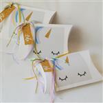 Cajita blanca rectangular Unicornio con tarjeta y cintas. Pers